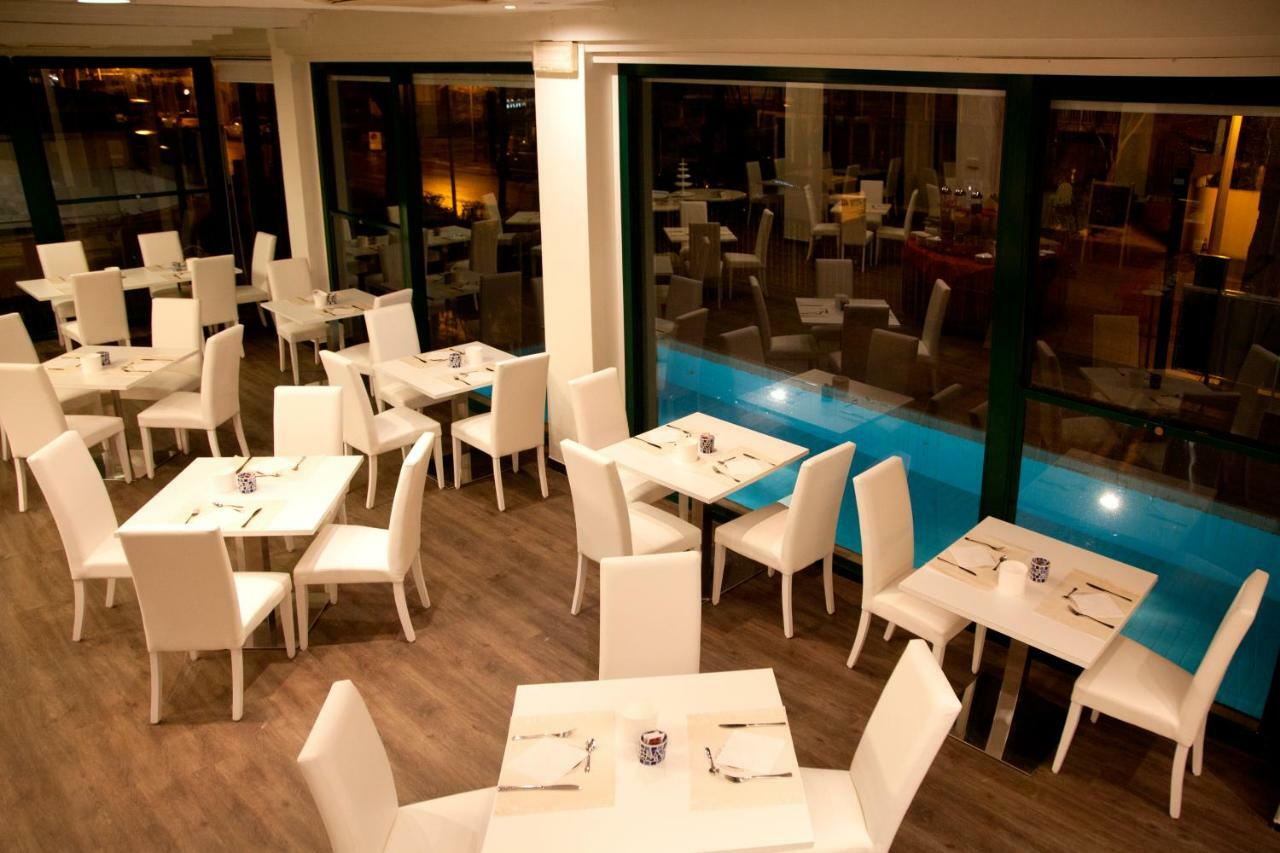 Hotel Montecarlo - Vista Mare Con Piscina & Area Fitness Riccione Exterior photo